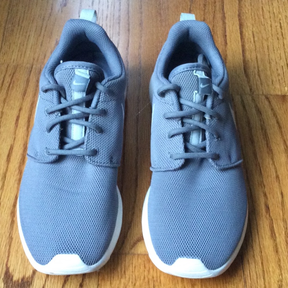 Nike Women’s Gray And White Roshe Gem